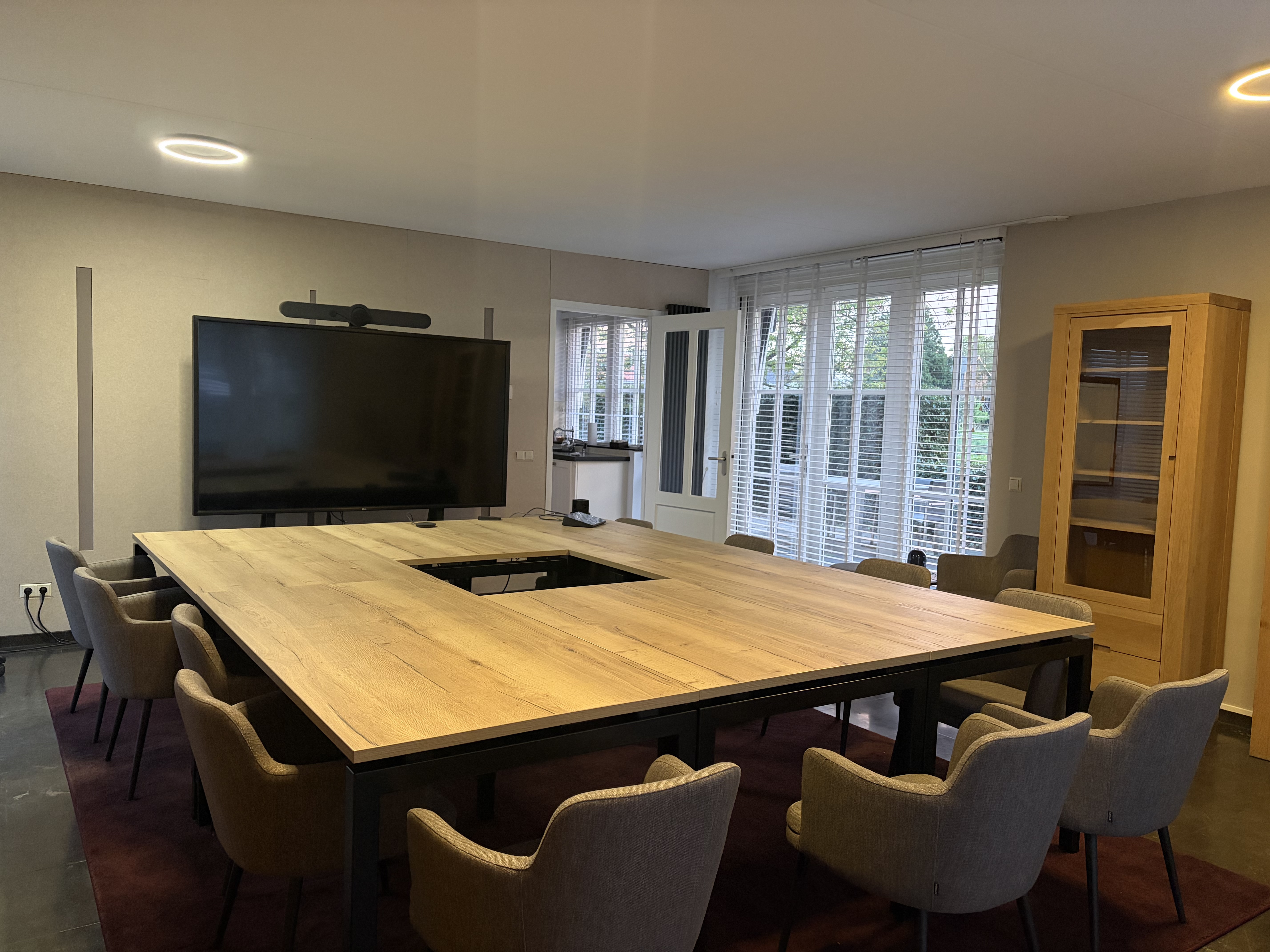 Beeldscherm en videovergaderapparatuur in de vergaderzaal bij Meet at Balij